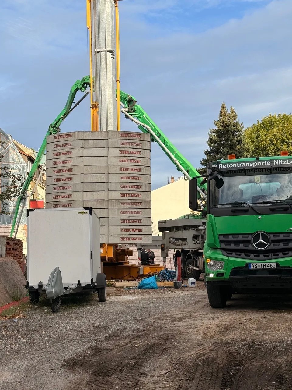 Kran und Betonpumpe im Einsatz